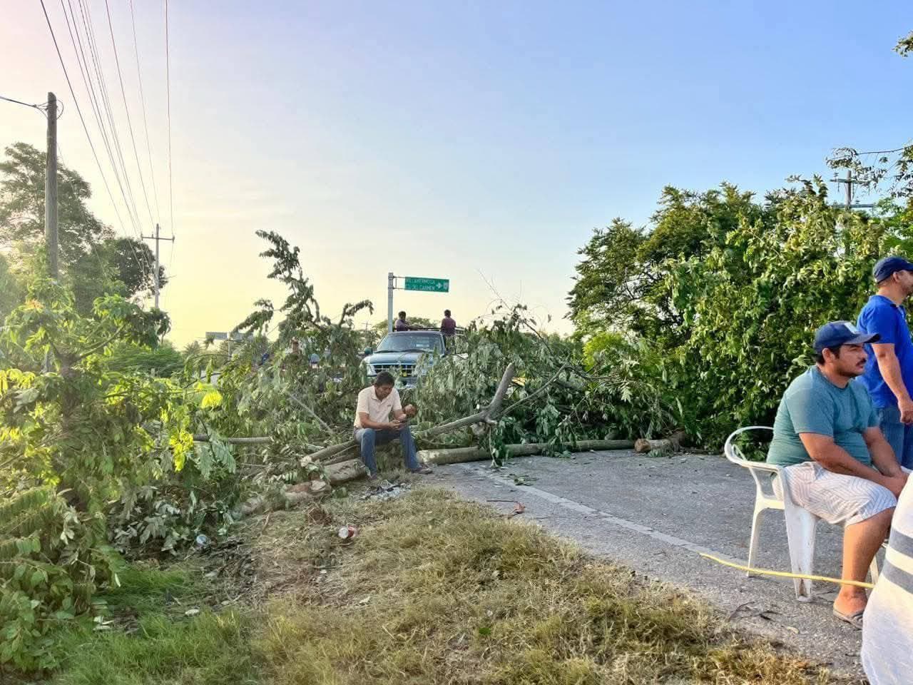 Cumplen más de 100 horas bloqueos en península de Atasta