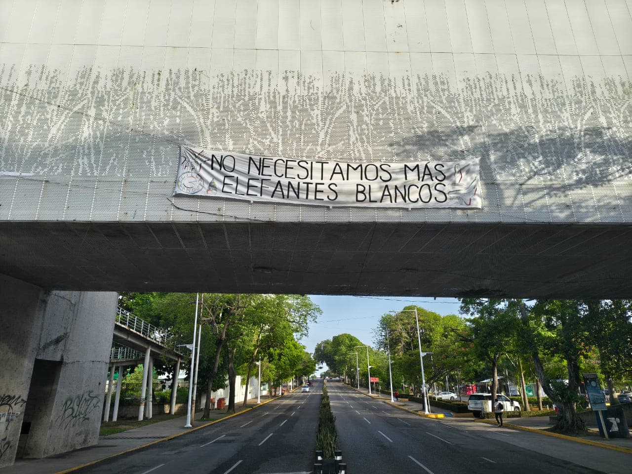 Dejan lona en el Musevi con la leyenda "no necesitamos más elefantes blancos" 
