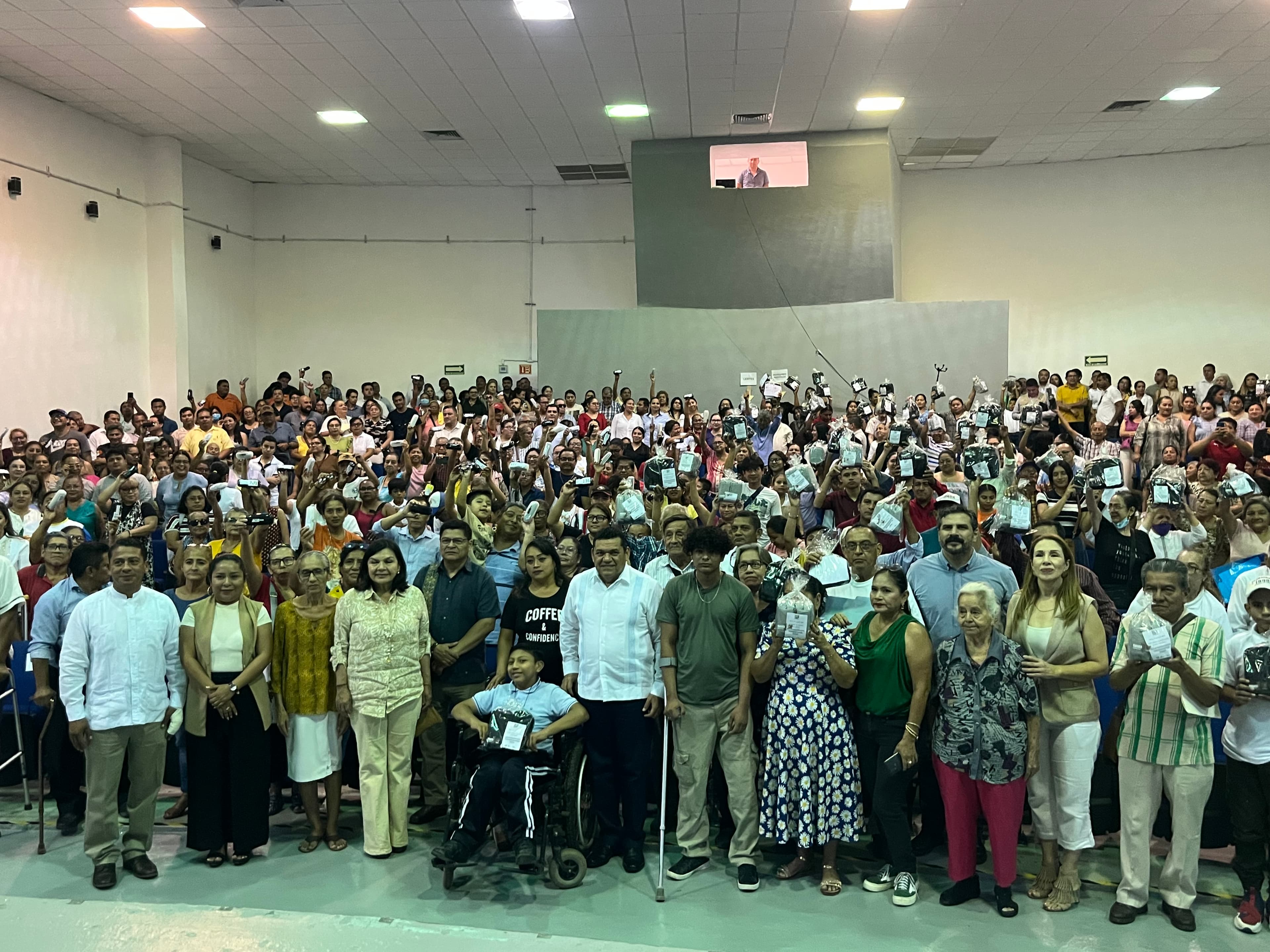 Entregan apoyos a personas con discapacidad