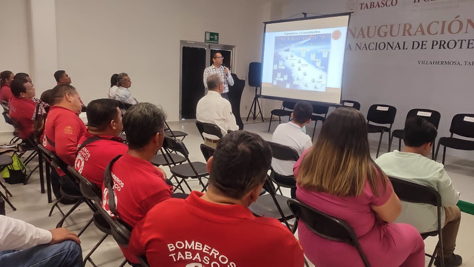 Capacitan a personal de Protección Civil 