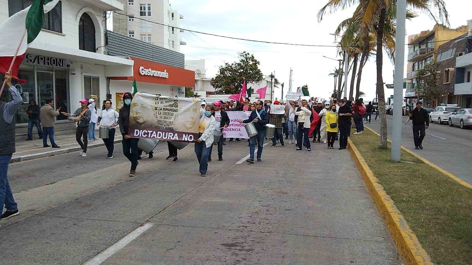 Marchan en defensa de la democracia