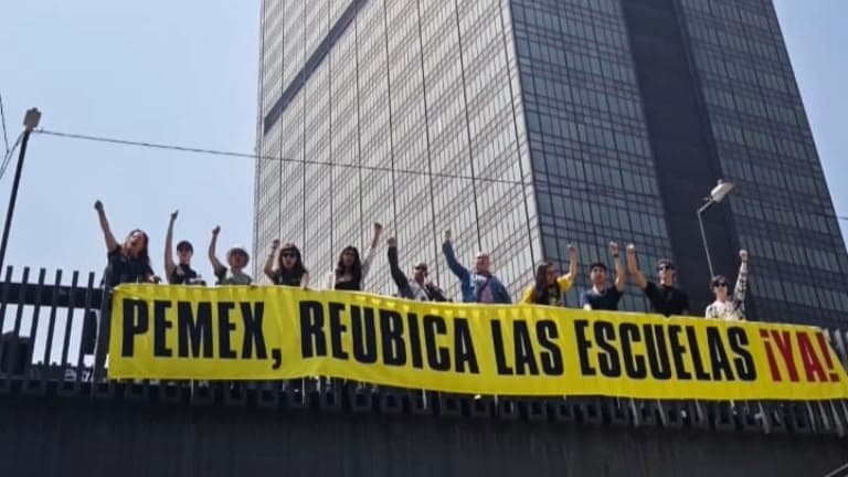Ofrece Pemex reubicación de escuelas en Dos Bocas tras protesta de madres en CdMx