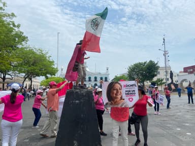 ImagenCon poca afluencia, realizan Marea Rosa en Tabasco