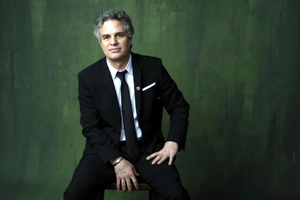 Acusa Mark Ruffalo a millonarios de controlar EU, no a migrantes