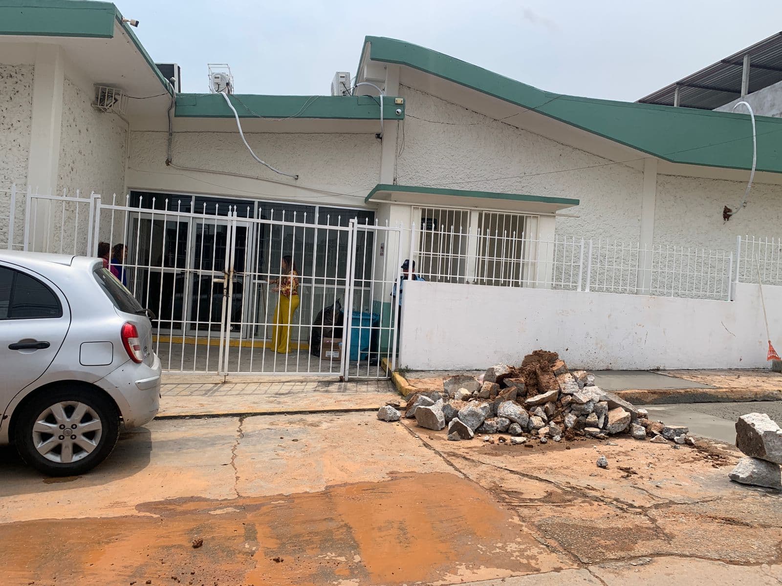 Atienden fuga de agua, tras un año de reclamo social 