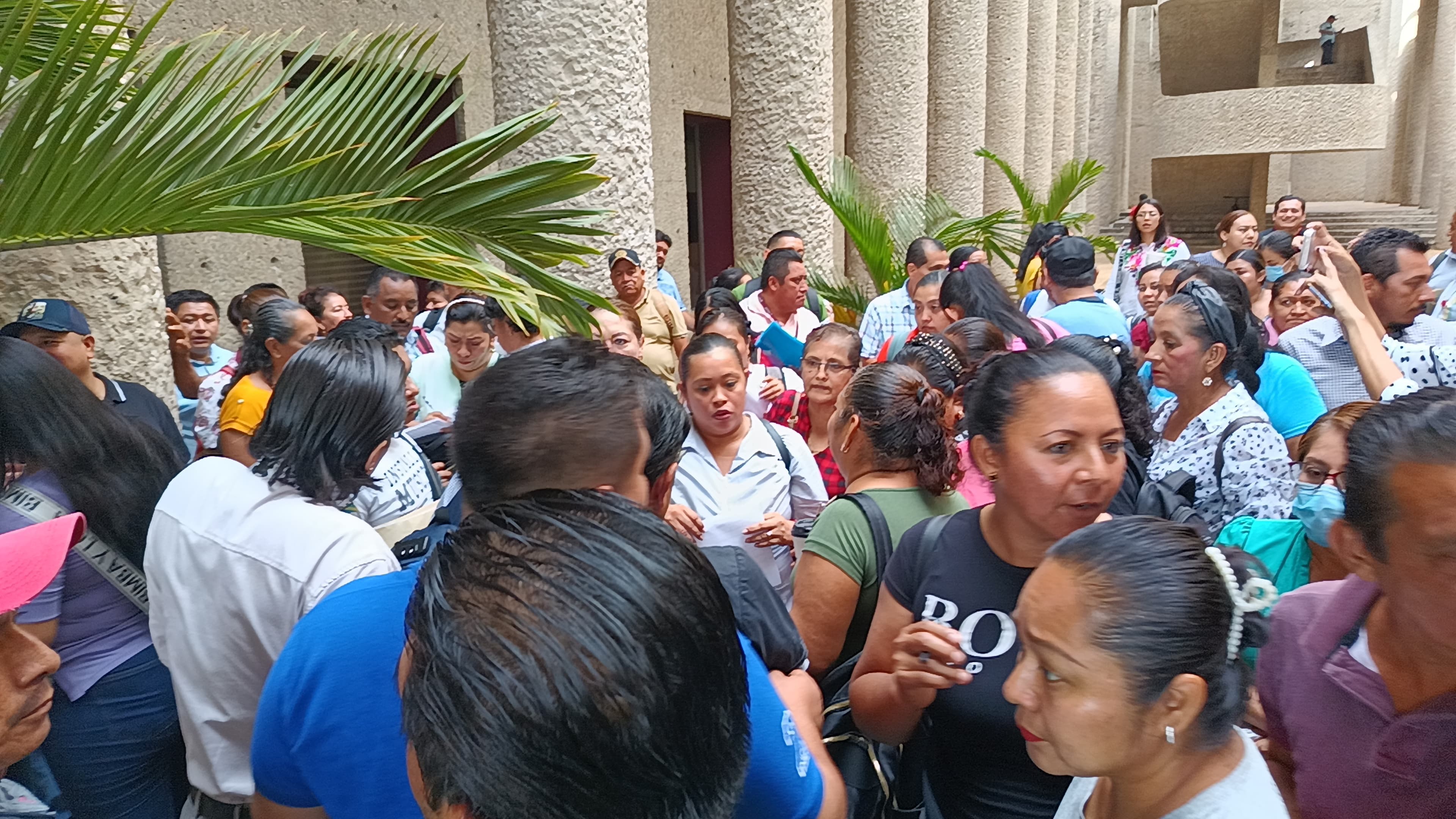 Protestan trabajadores de Salud; exigen basificación