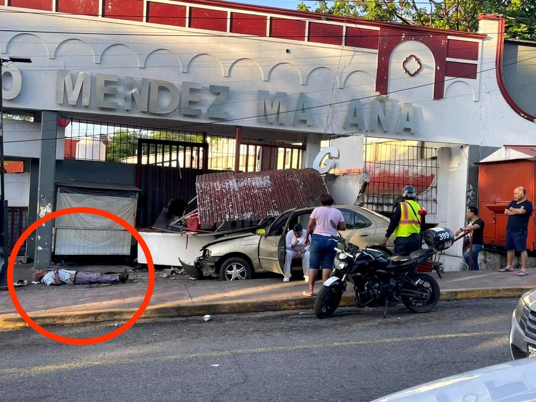 Choca contra taquería en el Mercado de la Sierra