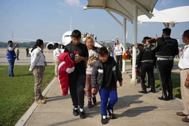 ImagenCon mariachis, reciben en Tabasco a connacionales deportados de EU