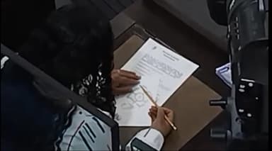 ImagenCachan a diputada de Huimanguillo dibujando flores durante sesión 