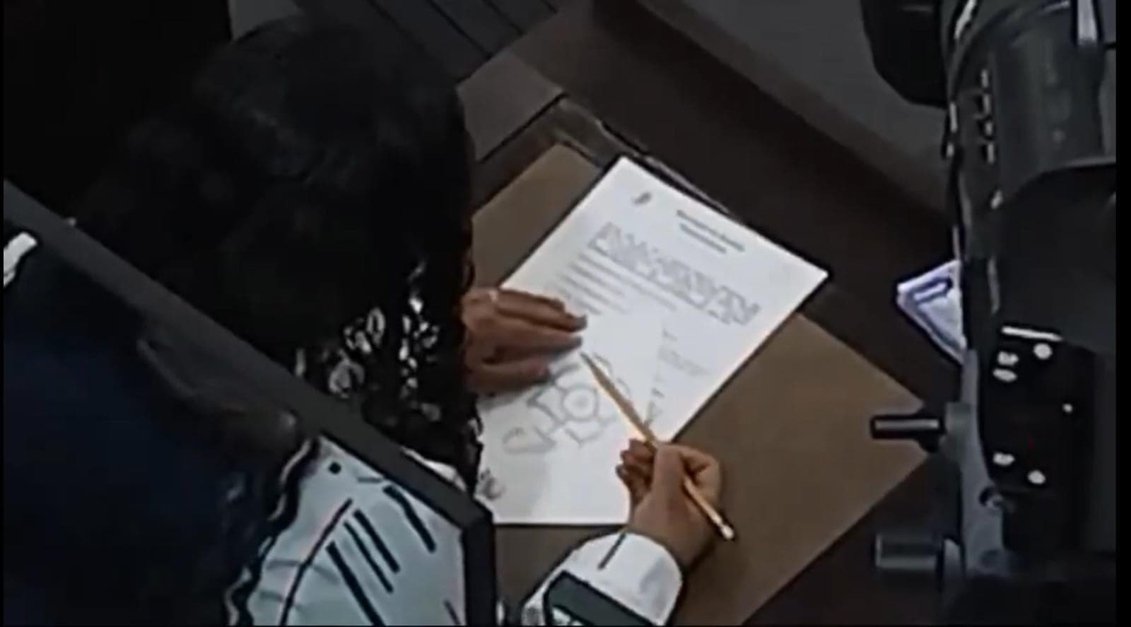 Cachan a diputada de Huimanguillo dibujando flores durante sesión 