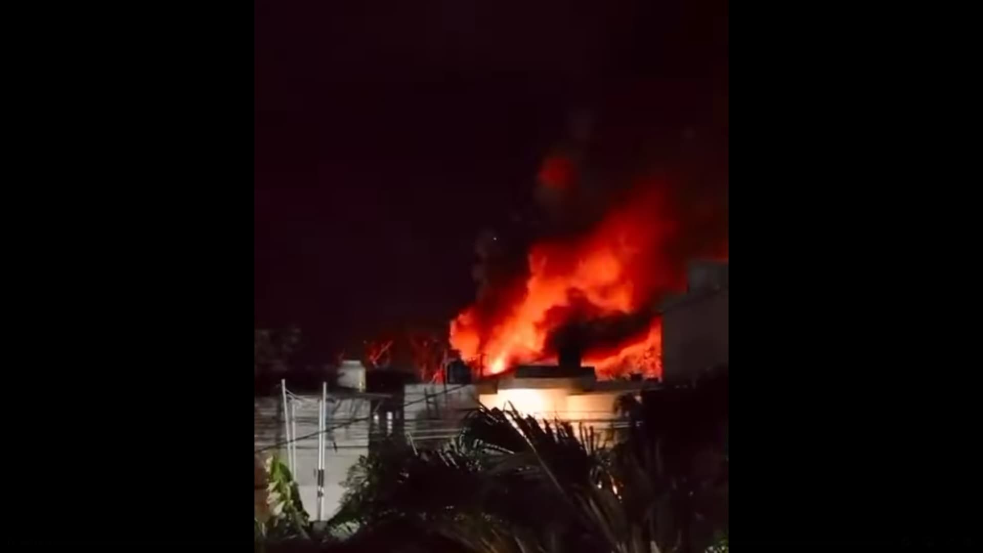 Incendio voraz arrasa con varias palapas en Tulum 