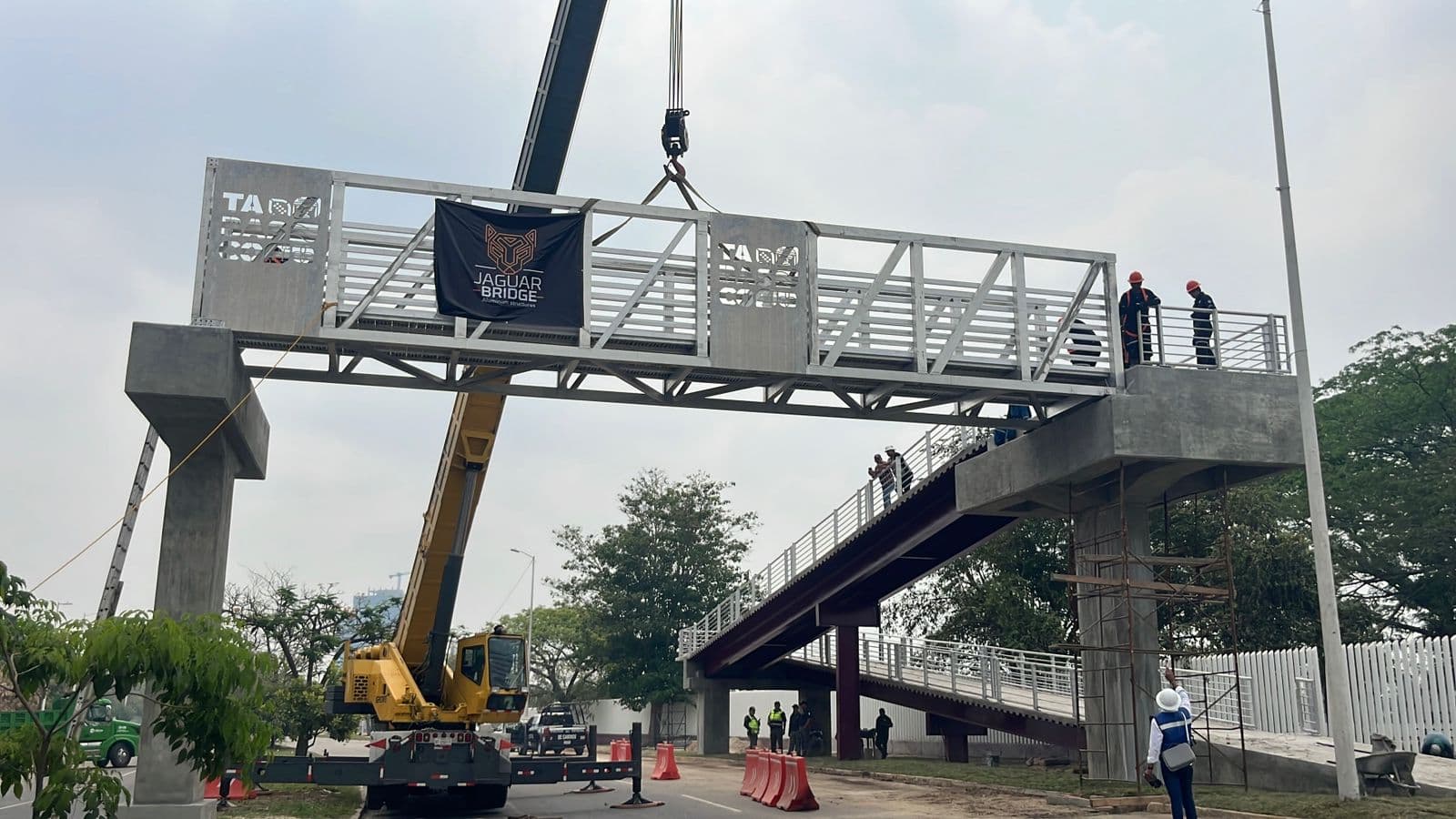 Instalan Puente Peatonal para la Feria de 14 mdp, en redes critican inversión