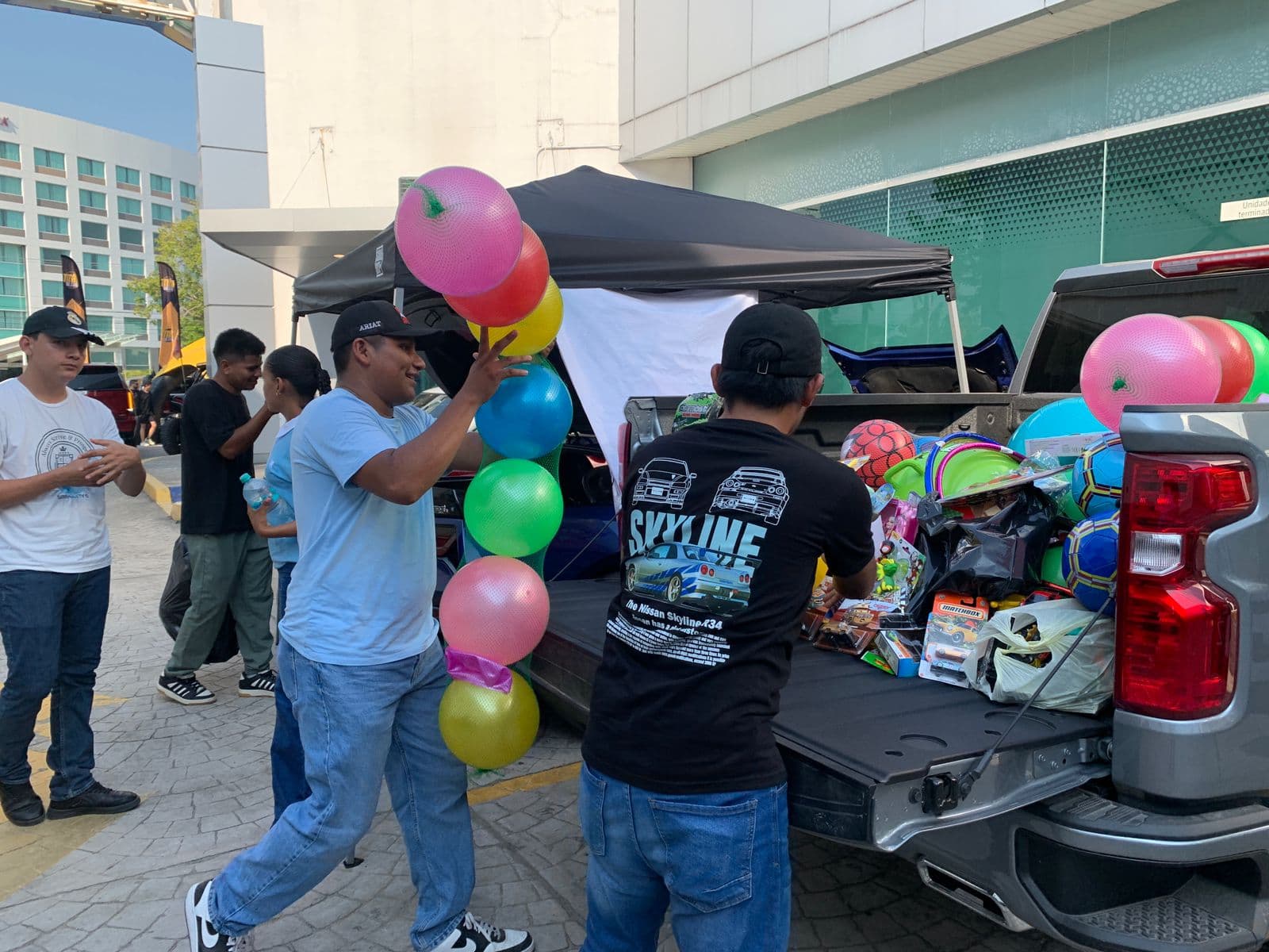 Exhiben autos deportivos a cambio de juguetes