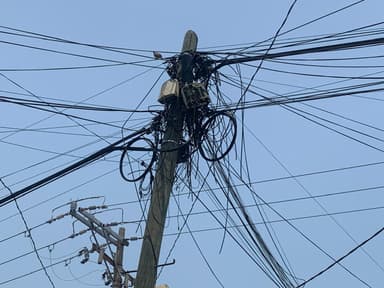 ImagenTemen por poste de Telmex a punto del colapso