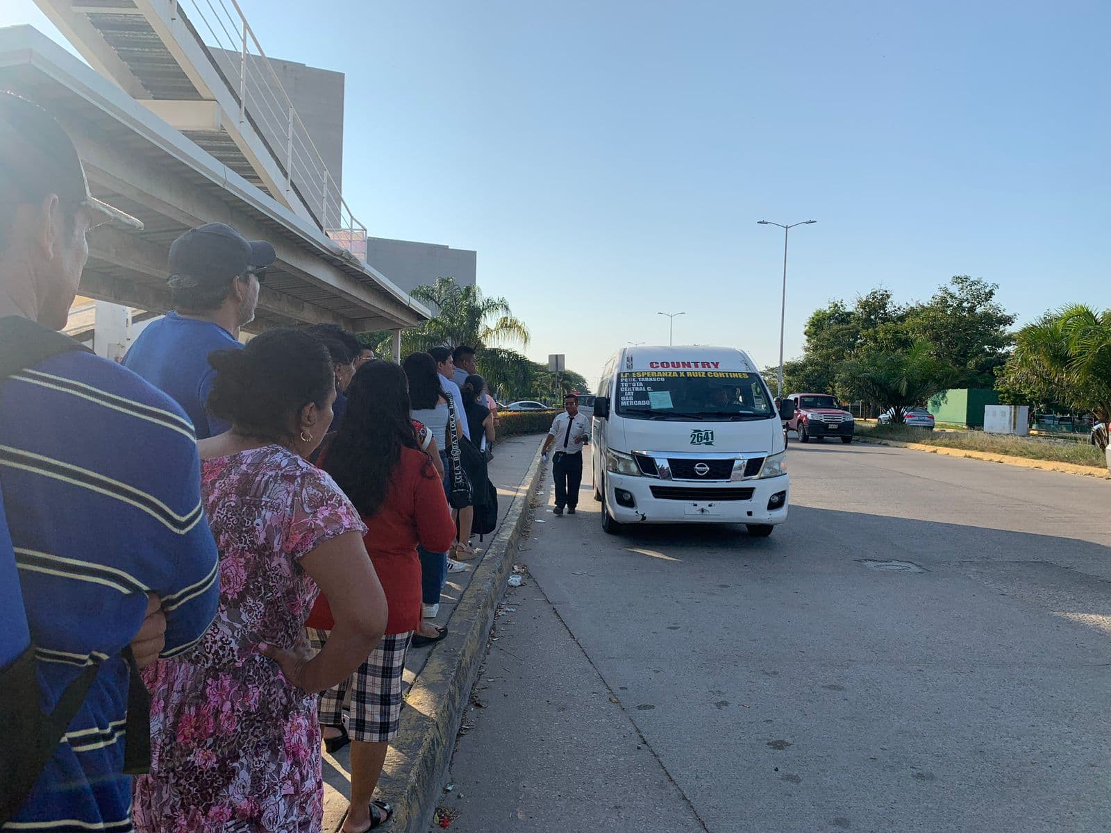 Largas filas y demoras en ruta de transporte Country-Mercado