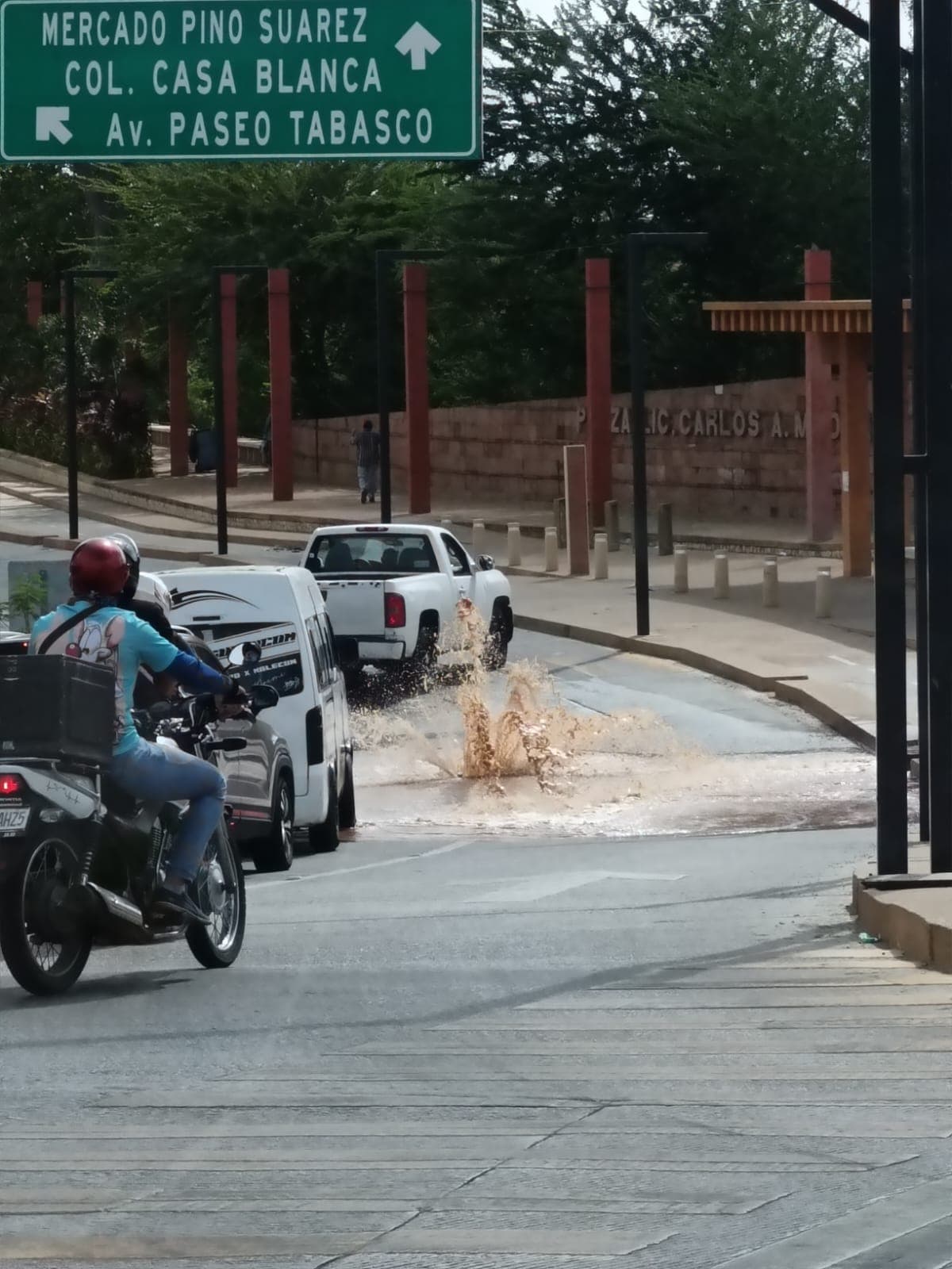 Fuga de agua provoca caos vial en Malecón Carlos A. Madrazo