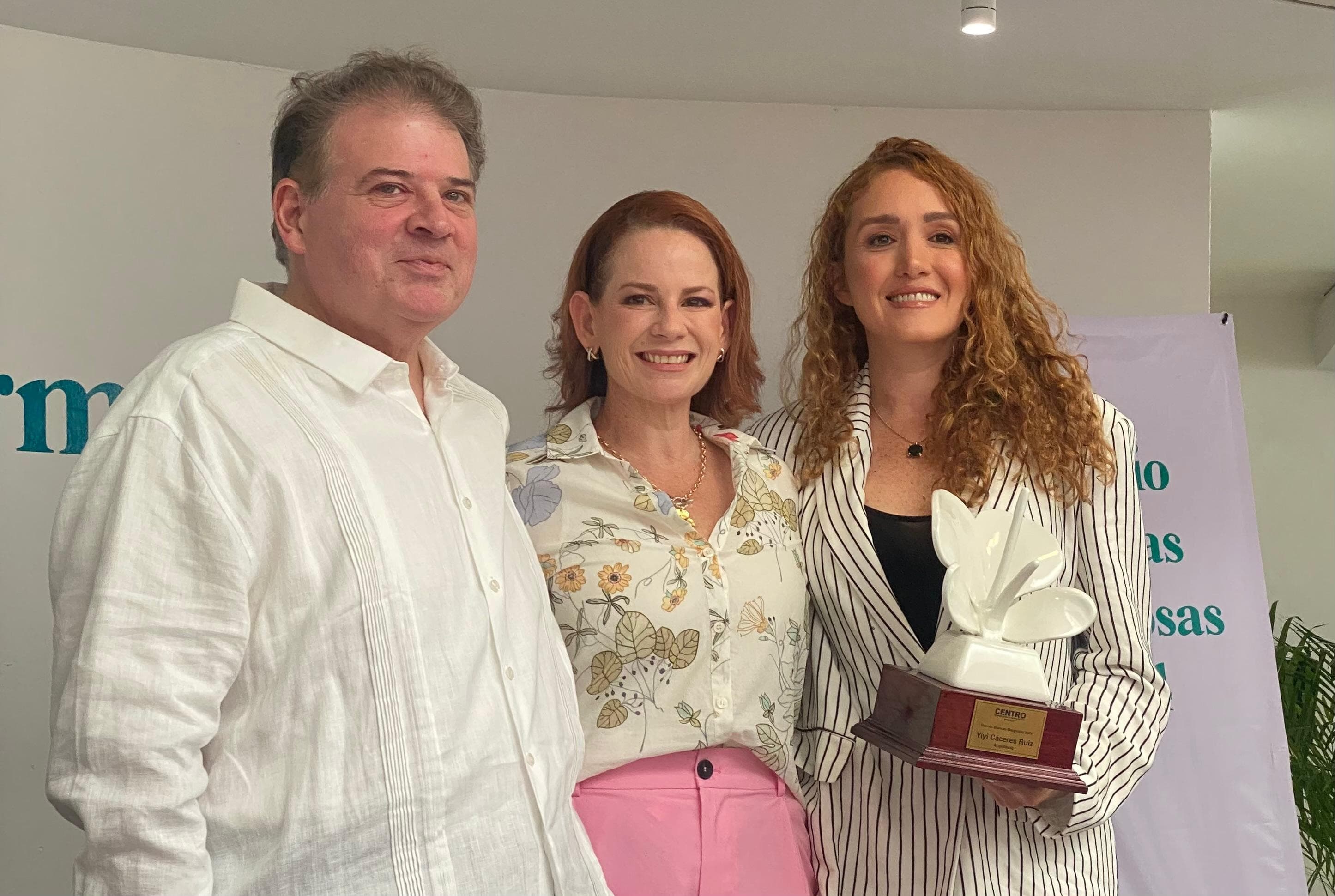 Recibe Premio Blancas Mariposas Yilda Cáceres