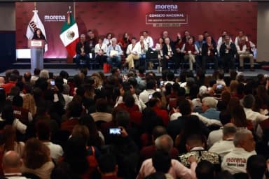 ImagenRegañan a morenistas por escándalos 