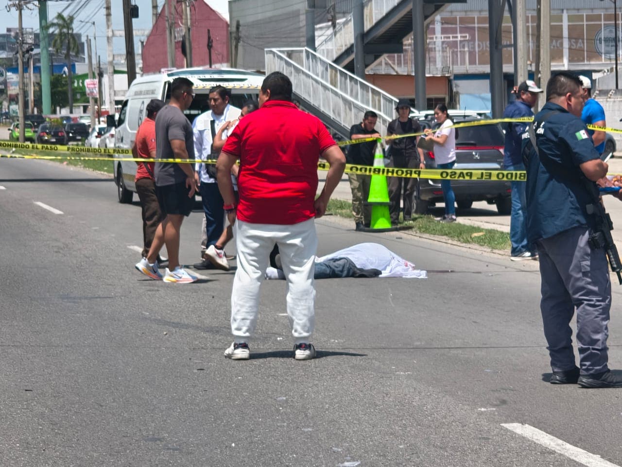 Muere hombre atropellado a metros de puente peatonal