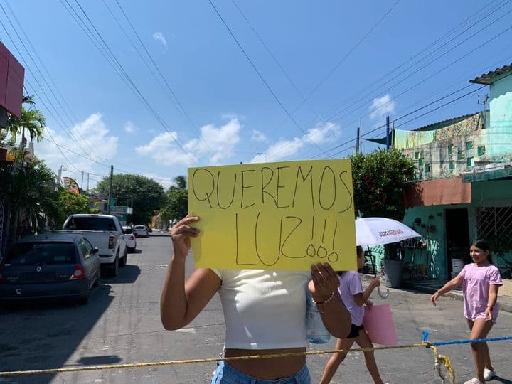 Vecinos bloquean calle en Boca del Río tras cinco días sin luz