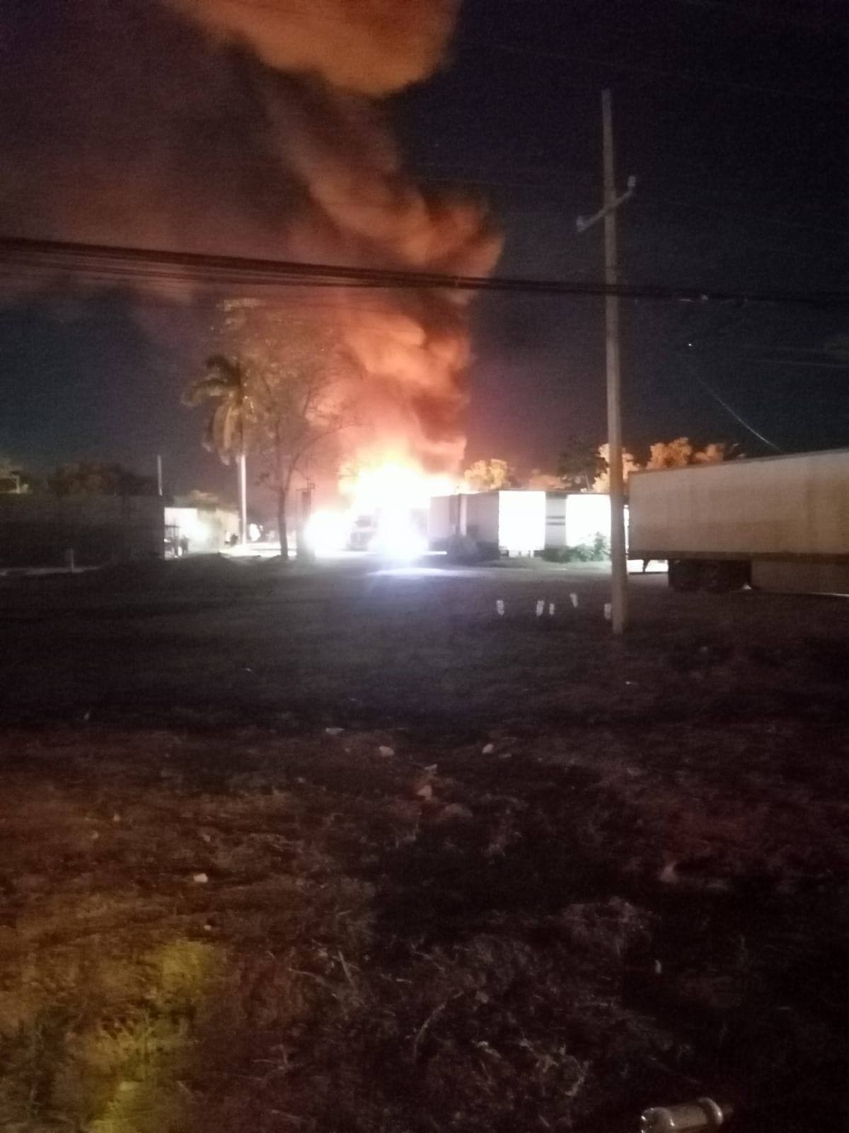 Incendio en el patio de cajas de tráiler 