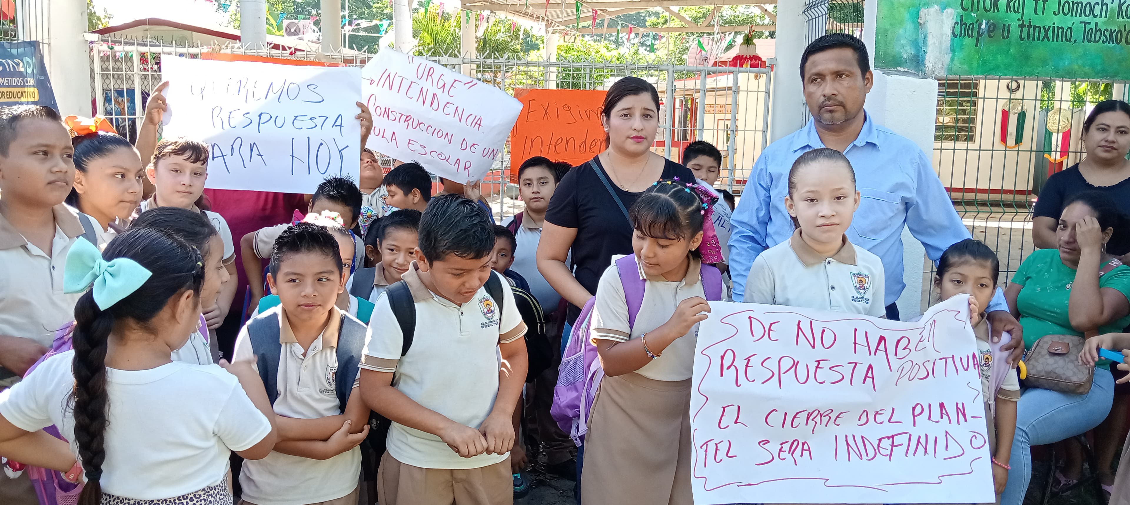 Padres de familias encierran a supervisor de zona escolar indígena 