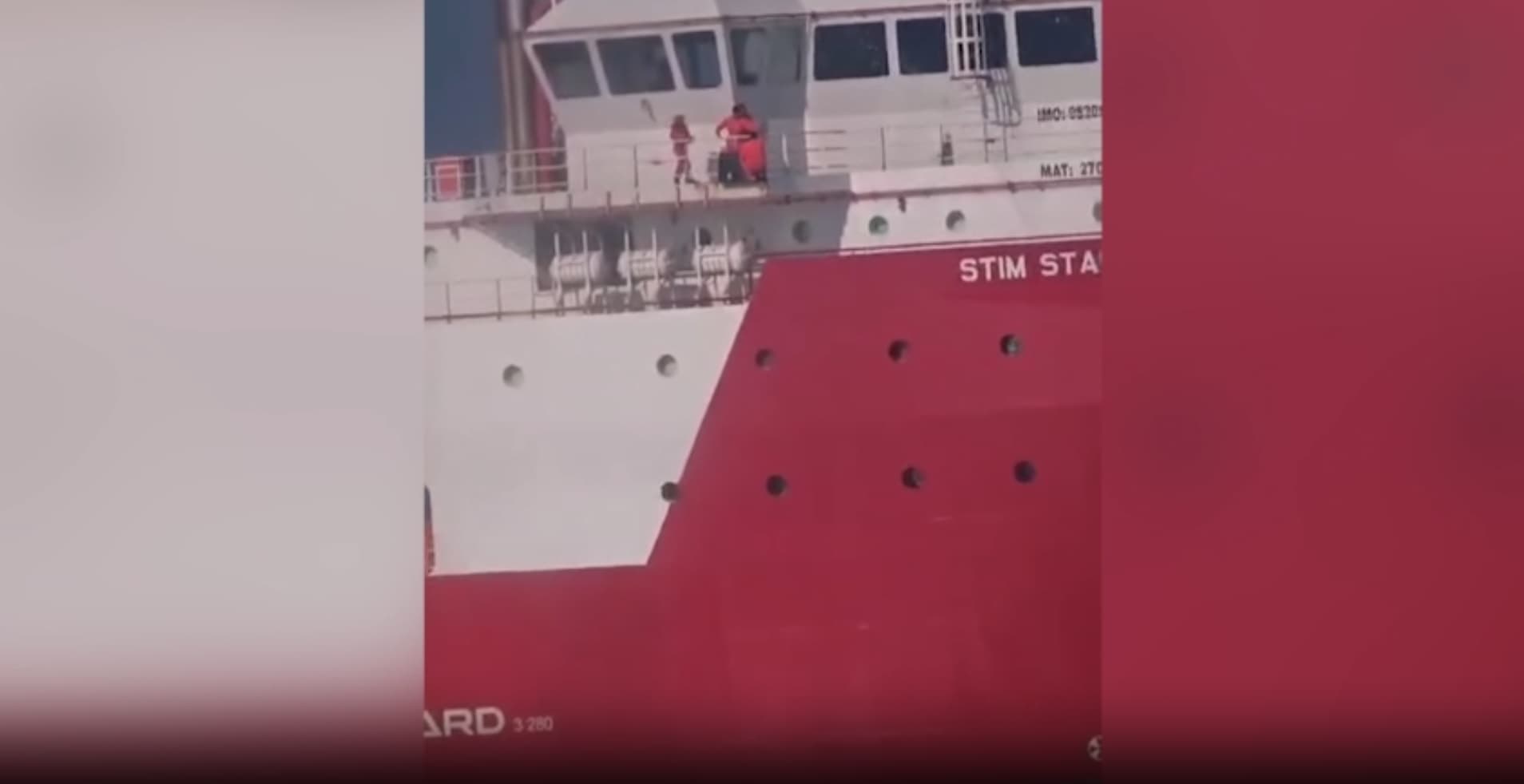 Intenta suicidarse desde un barco petrolero
