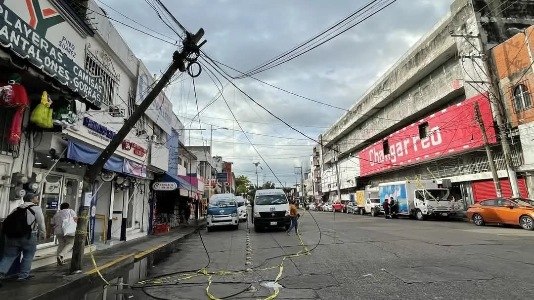 Temen vecinos caída de poste en calle Pino Suárez