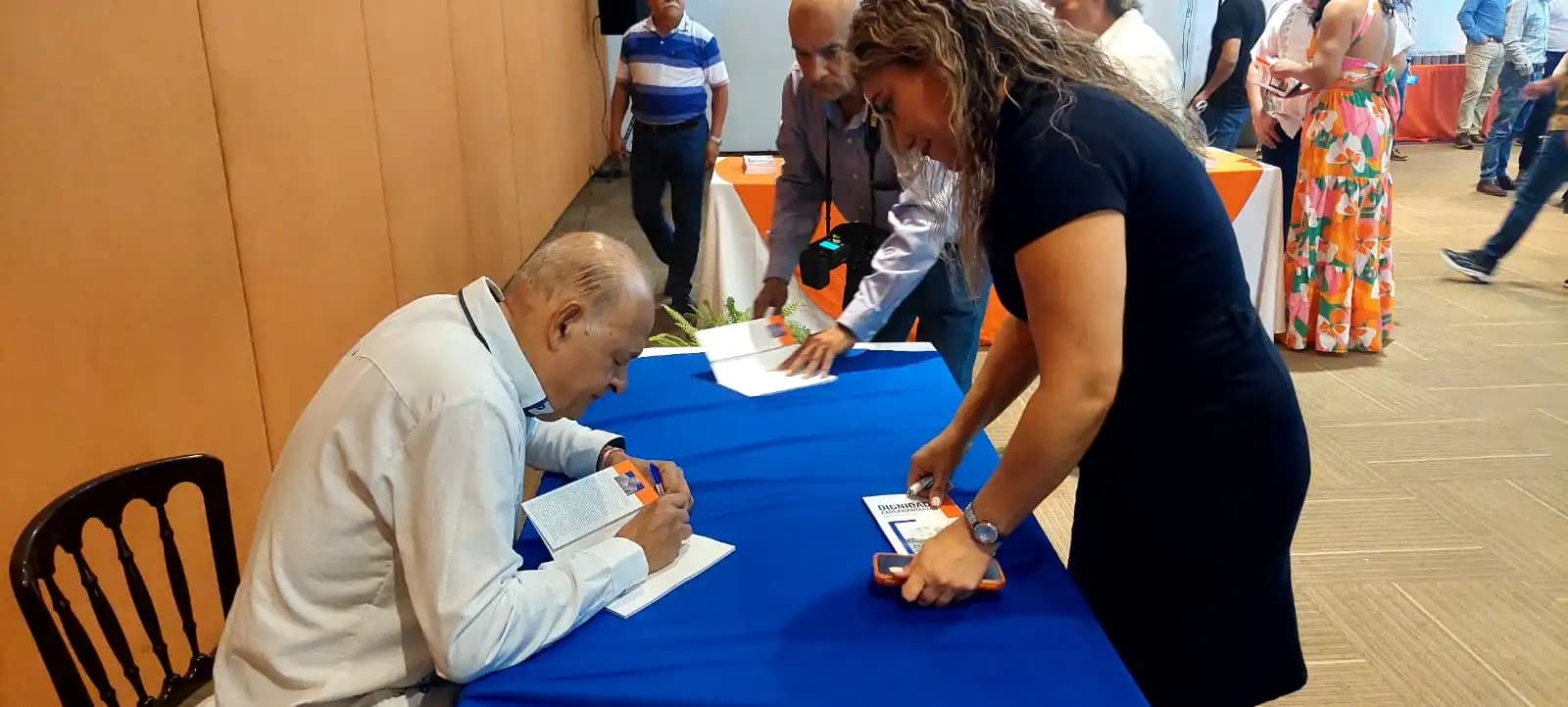 Presenta su libro “Dignidad Democrática”, Pedro Jiménez