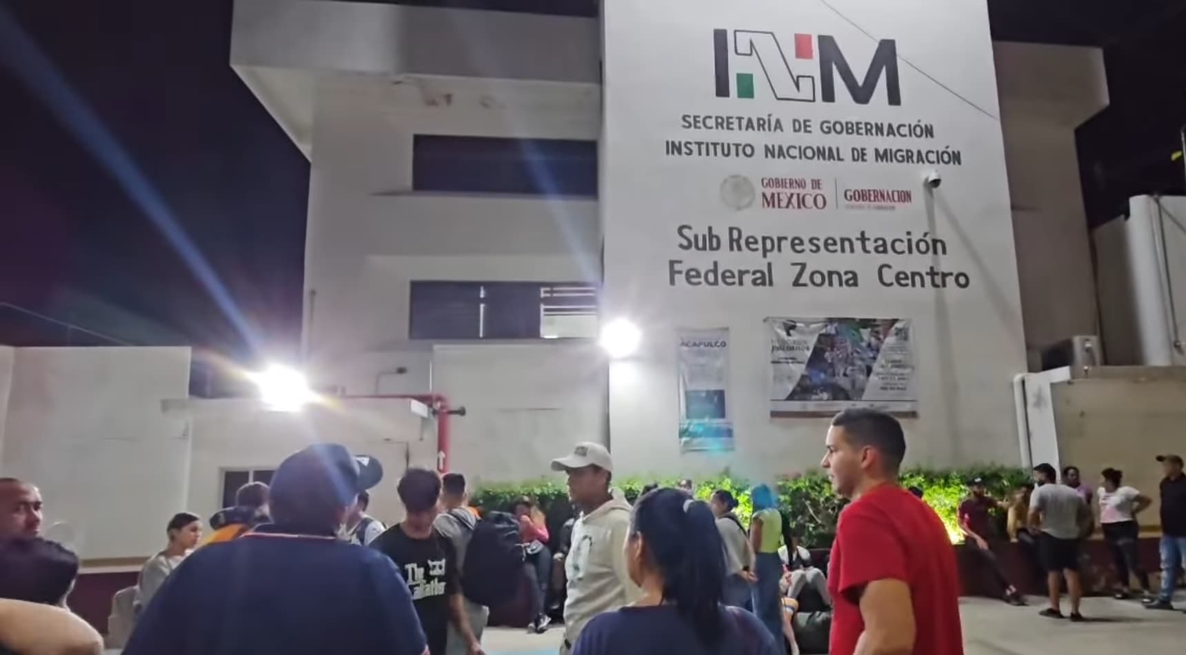 Migrantes venezolanos esperan vuelos humanitarios en Tuxtla 