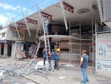 ImagenPor representar riesgo, retiran fachada de Mercado Zaragoza