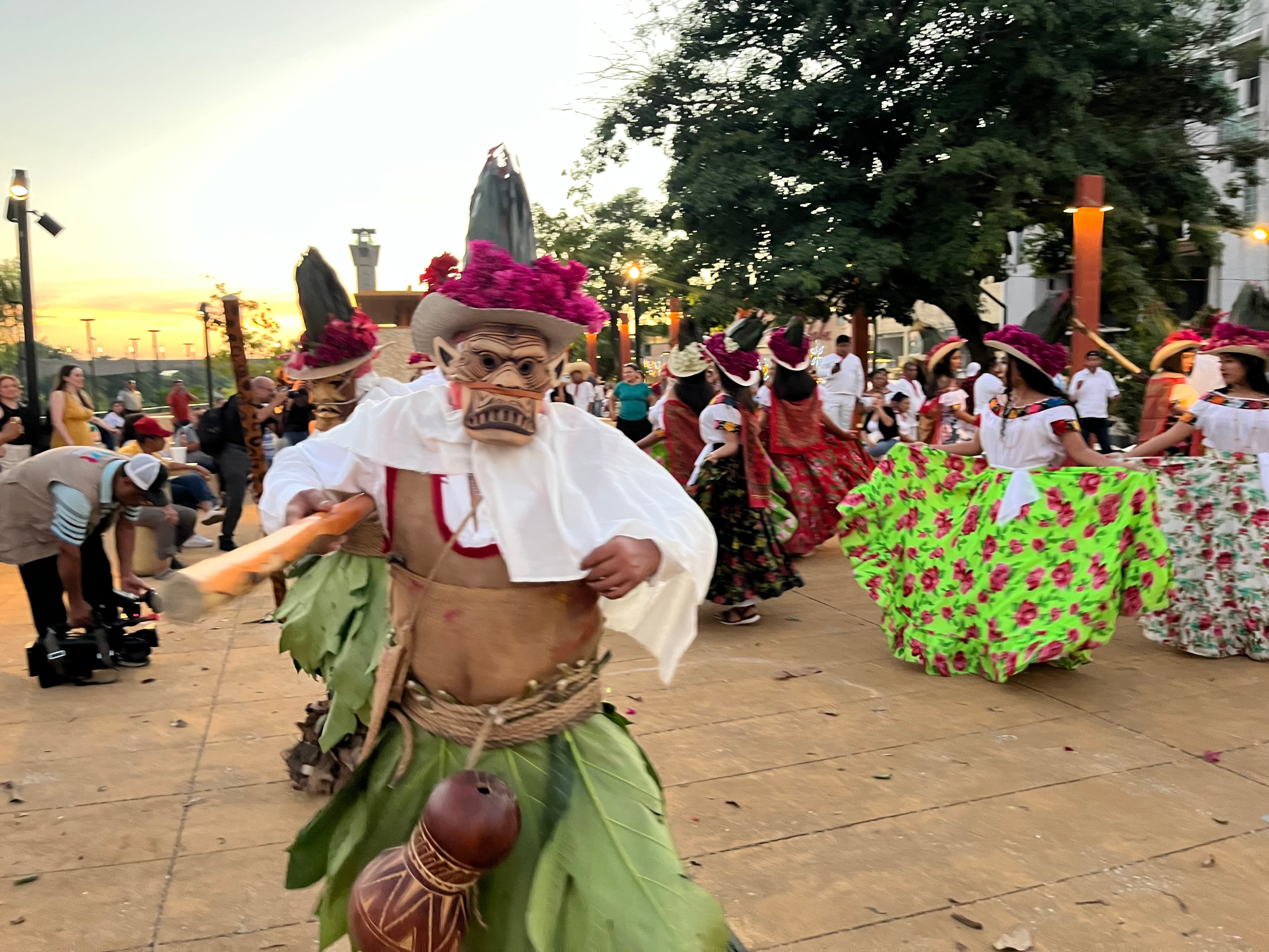 Interpretan danzas tradicionales en el Malecón 