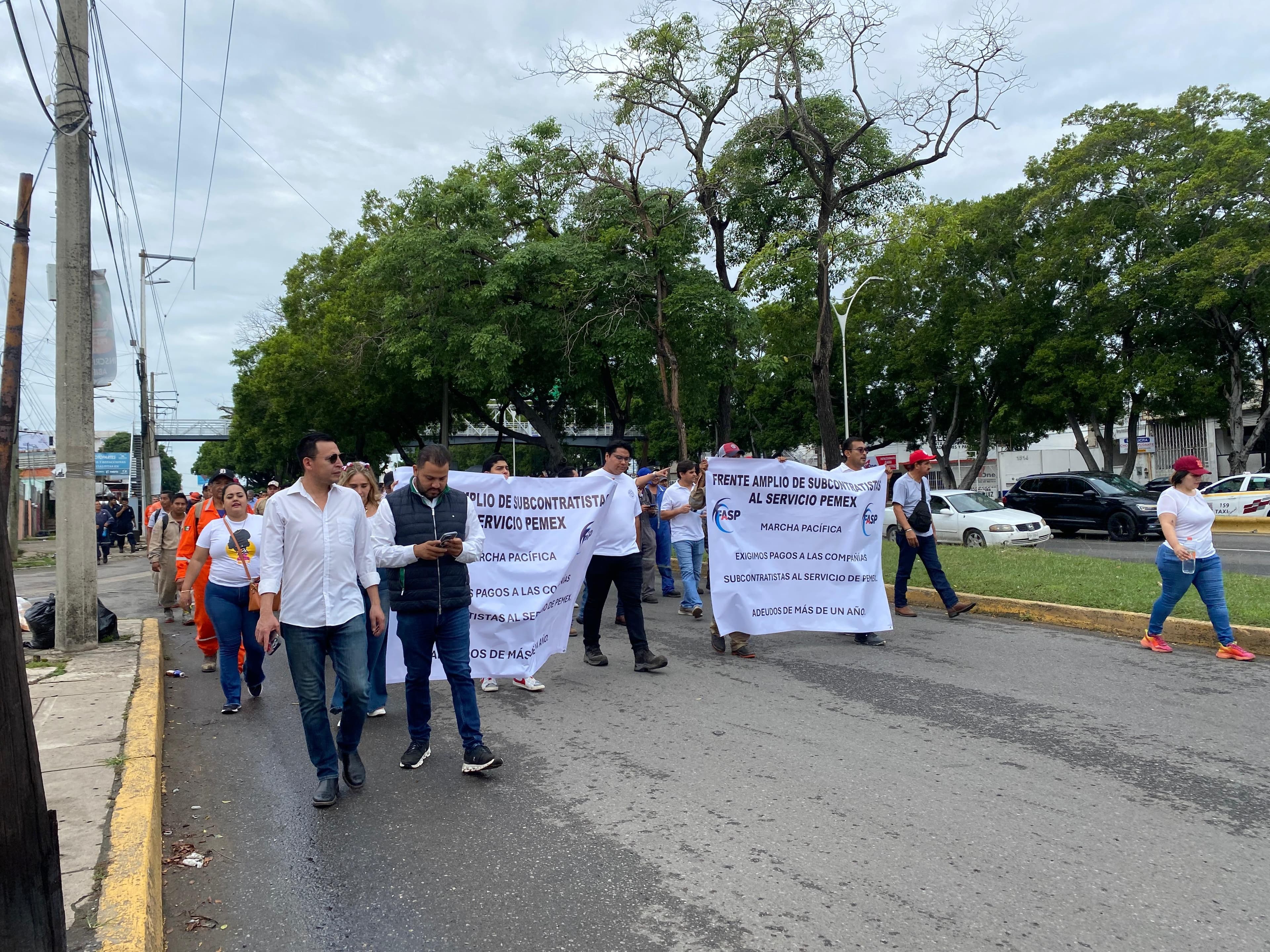 Caos vial por marcha de proveedores de Pemex