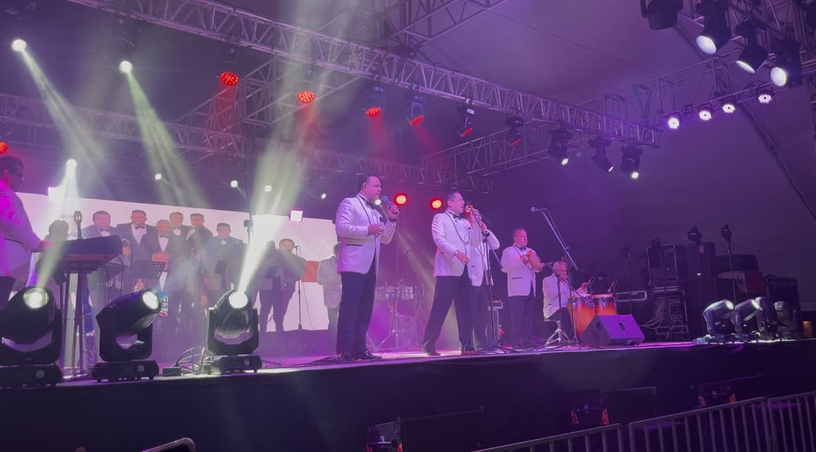 Pone a bailar la Sonora Santanera en Plaza de Armas 