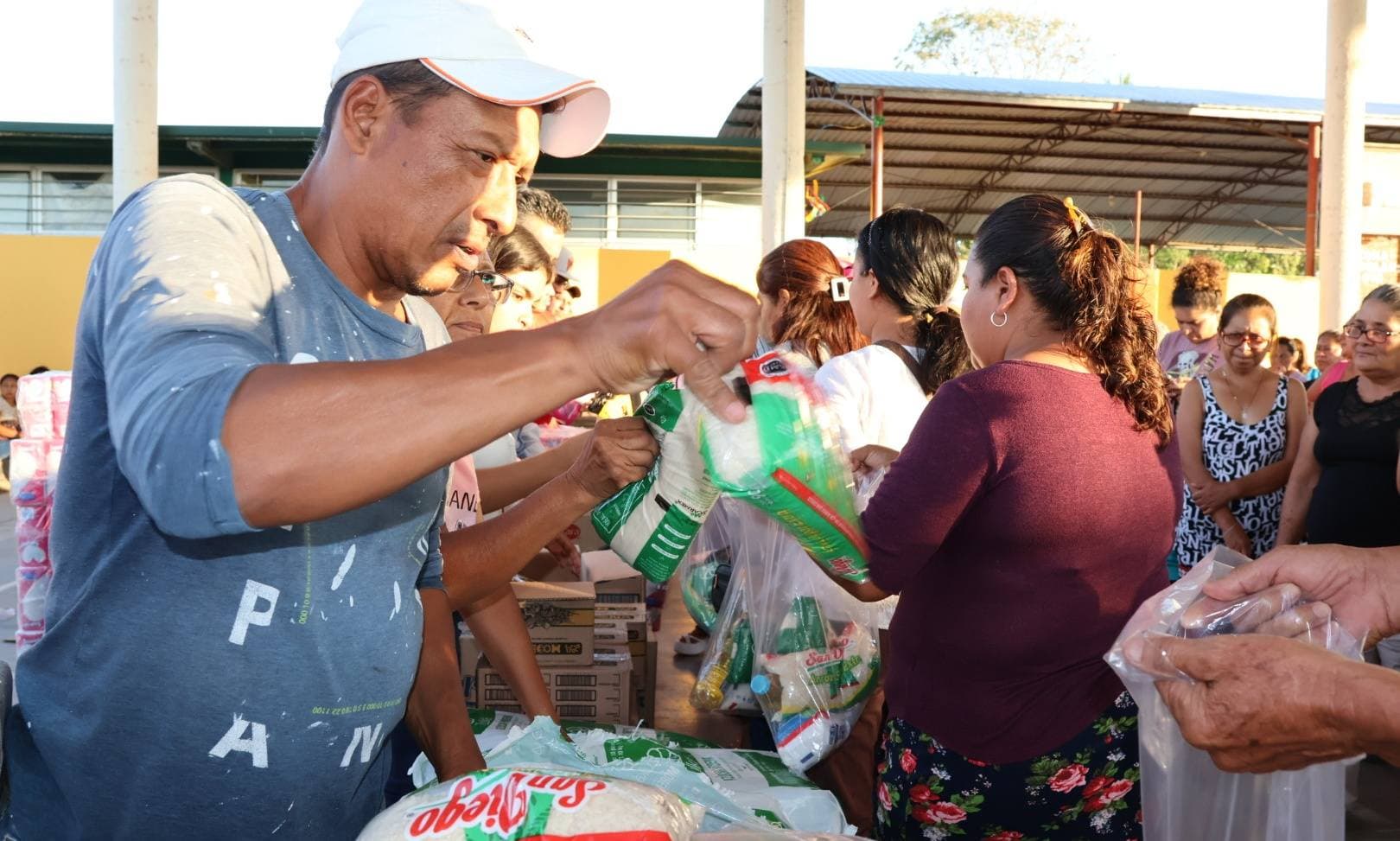 Entregan ayuda alimentaria en Jiquipilas 