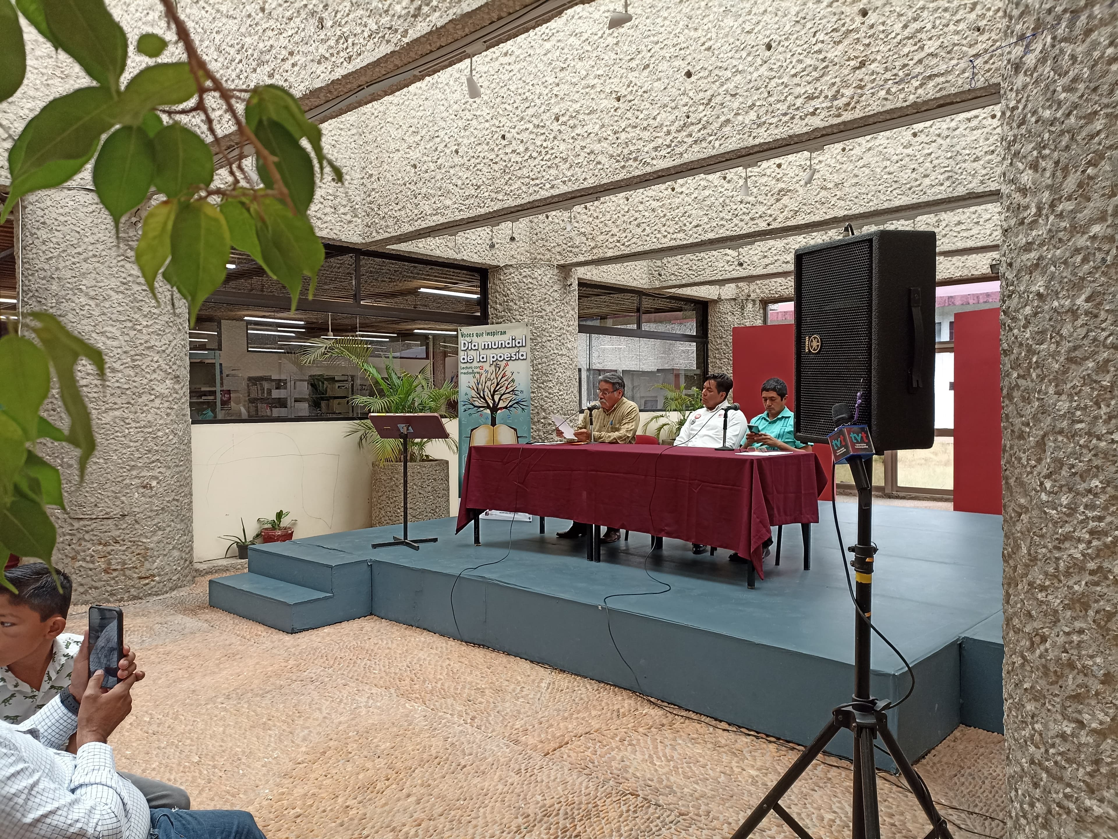 Entre haikus y voces que inspiran, honran a la poesía 