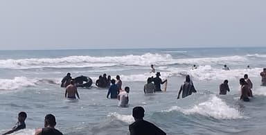 ImagenRescatan a seis bañistas de ahogarse en Playa Chachalacas