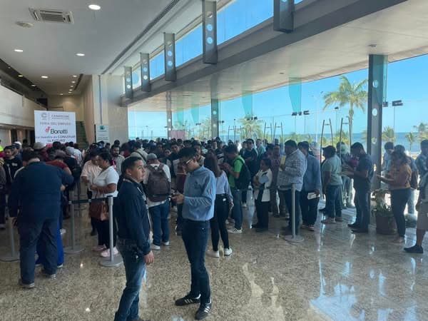 Campechanos acuden a la feria de empleo de la empresa Bonatti