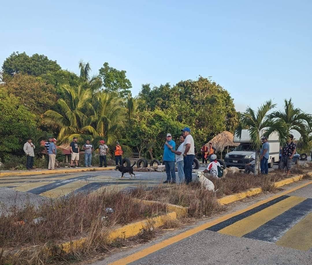 Ejidatarios bloquean vía corta a Mérida
