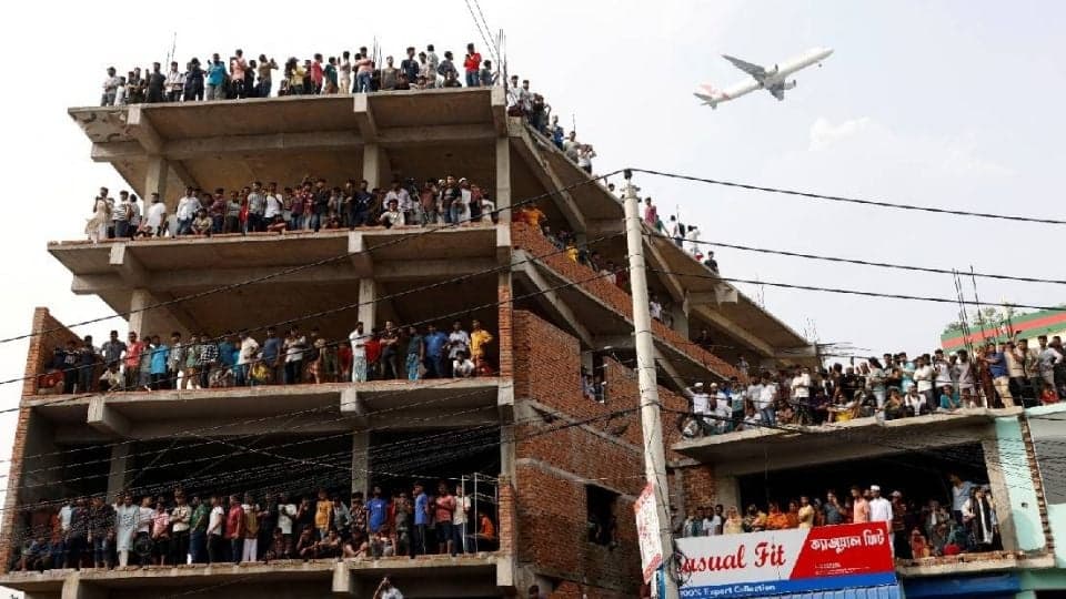 Cae avión de entrenamiento de Bangladesh; hay al menos 19 muertos