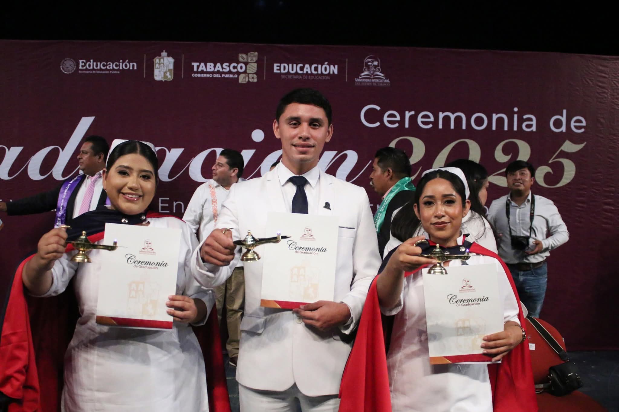  Egresan 233 profesionistas de Universidad Intercultural