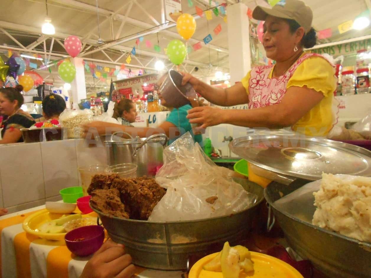 Tabasqueños dispuestos a seguir tomando pozol aunque cueste más