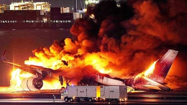ImagenChocan aviones en aeropuerto  de Tokio