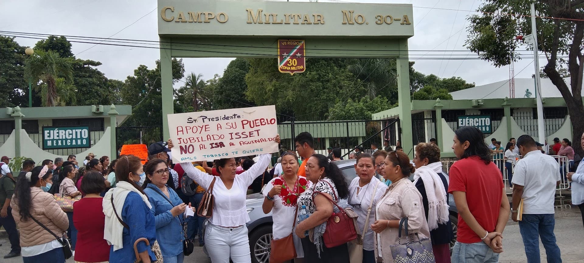 Reclaman por deducción del ISR en sus pensiones