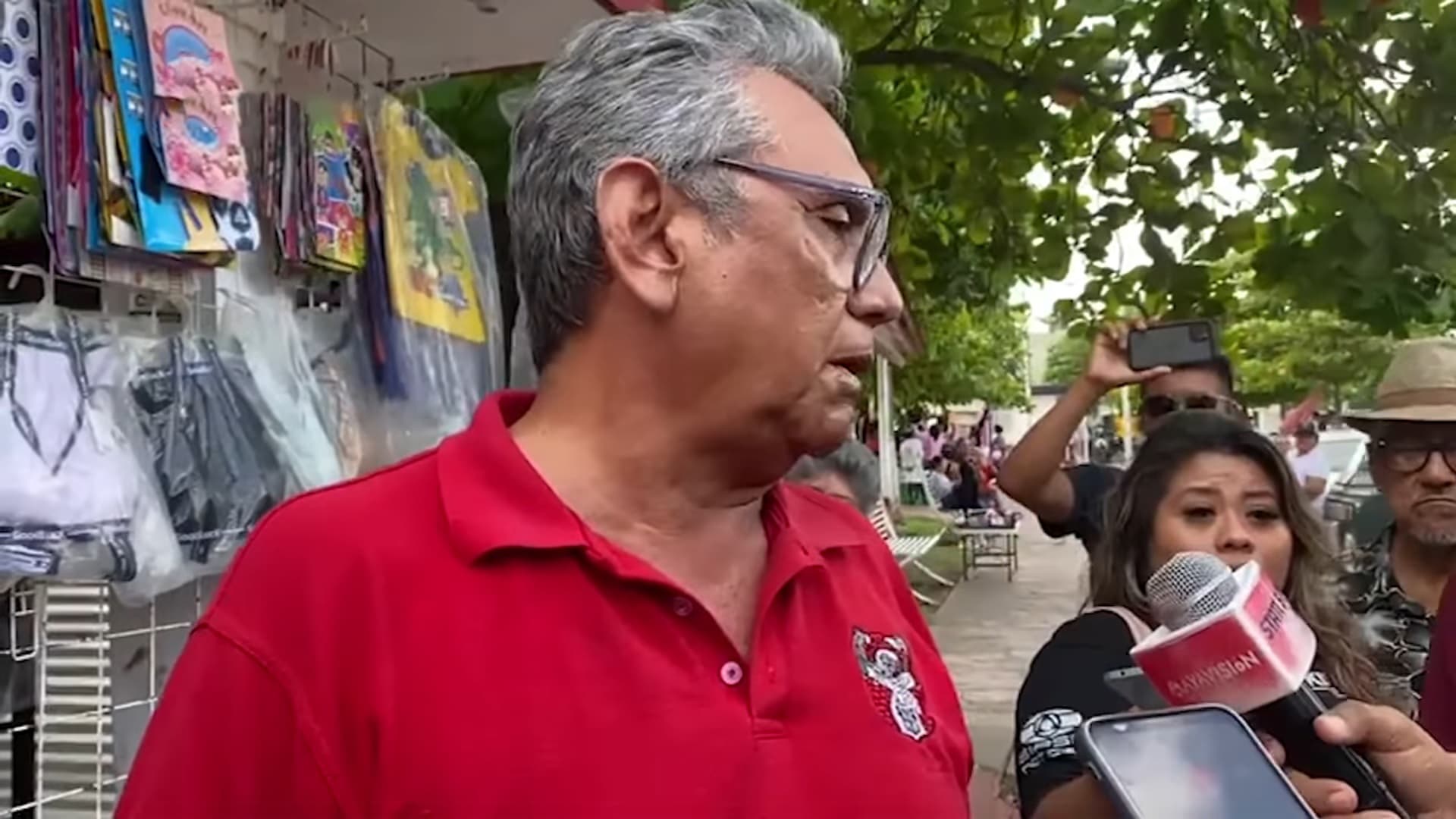 Disputan sitio taxistas y vendedores de ropa