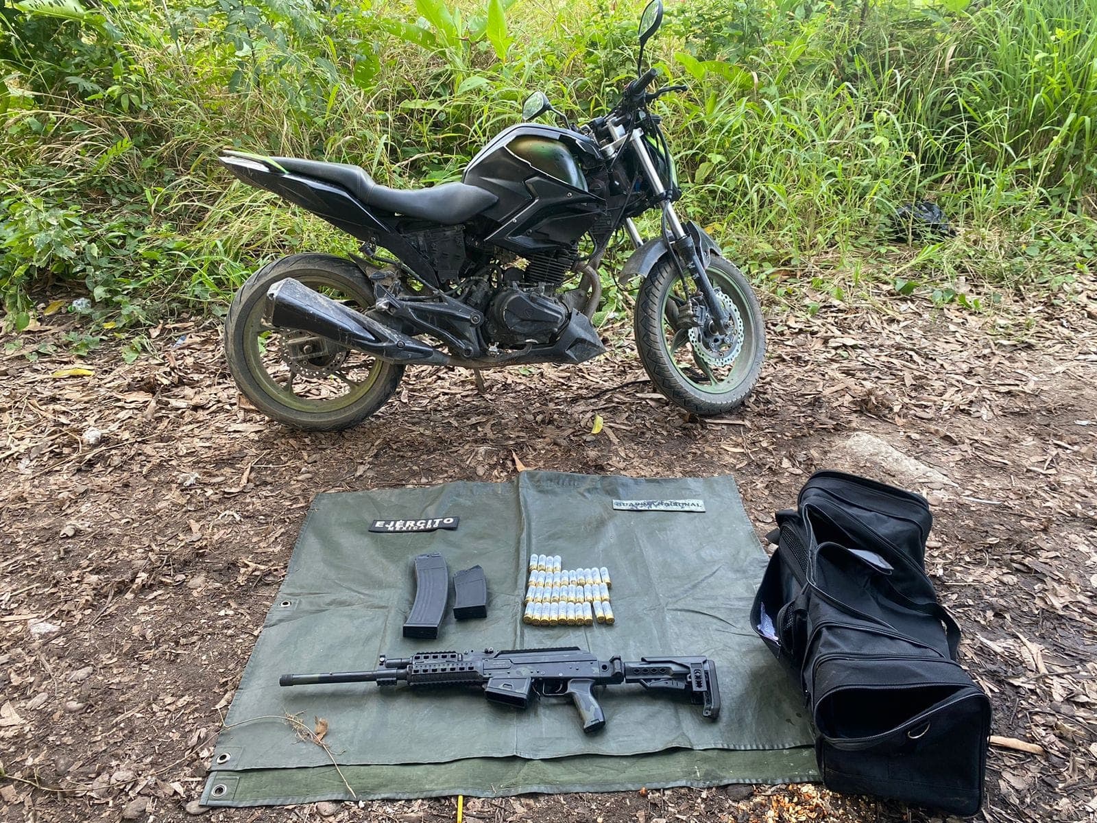 Abandona moto y arsenal en Chiltepec Paraíso