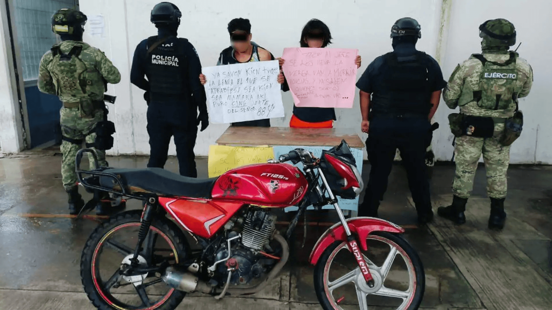 Los agarraron con la cartulina amenazante en las manos