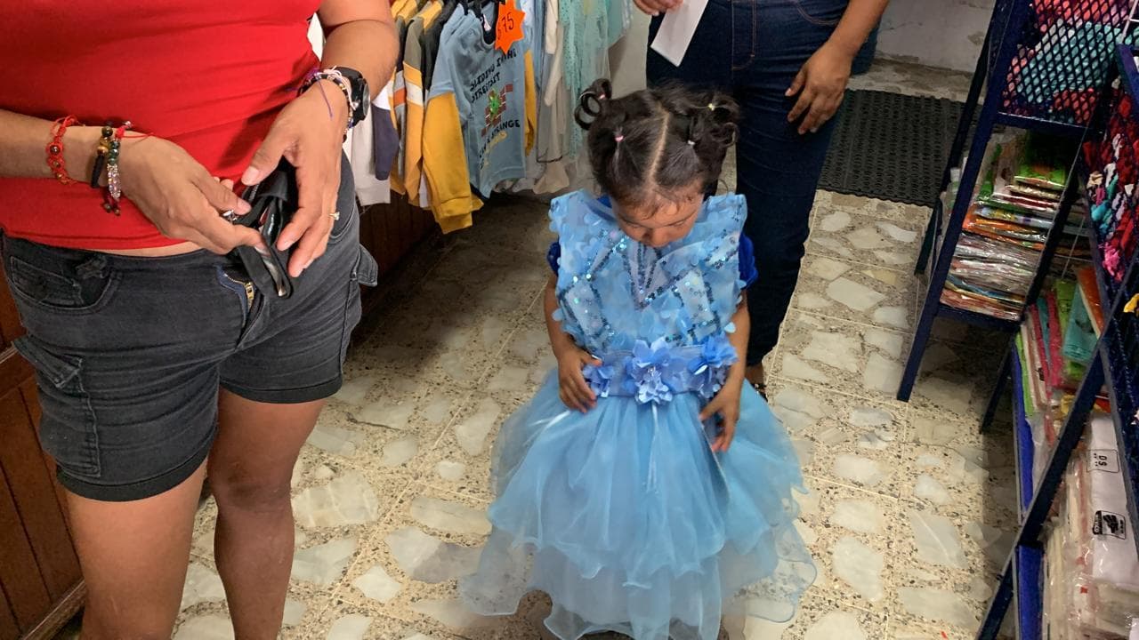 Llora niña por vestido, pareja se lo regala