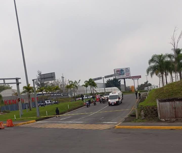 Balacera en distribuidor vial deja una fémina sin vida en Veracruz