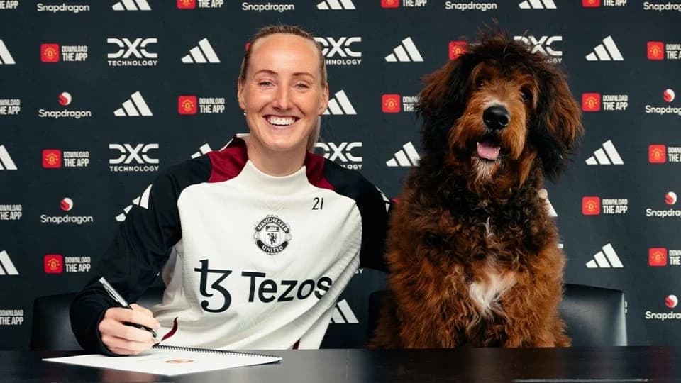 Acompañada por su perro, jugadora renueva contrato con Manchester United